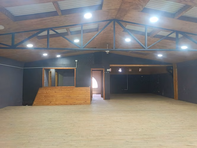 Arriendo local comercial amplio de 2 pisos