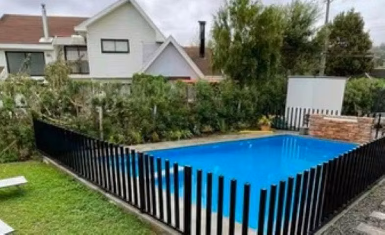 CASA 2 PISOS 4D 4B 3E  CONDOMINIO EN PINGUERAL
