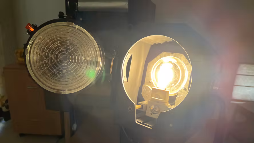 ILUMINACION PROFESIONAL  FRESNEL "IANIRO"