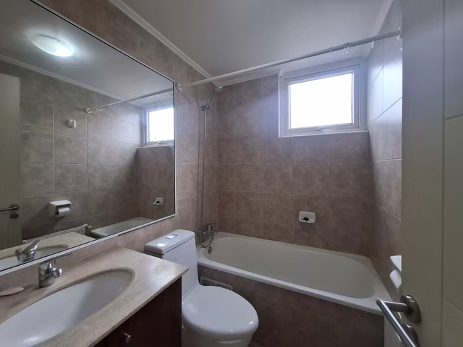 Arriendo Amplio Departamento en Condominio Los Conquistadores