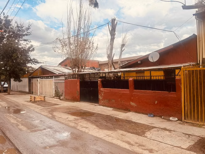 Vende Casa 2 dormitorios 1 baño Metro Cardenal Caro Conchalí