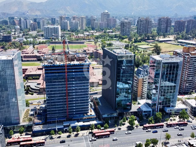 Oficina en Las Condes: Luminosa y Moderna, Metro E. Militar