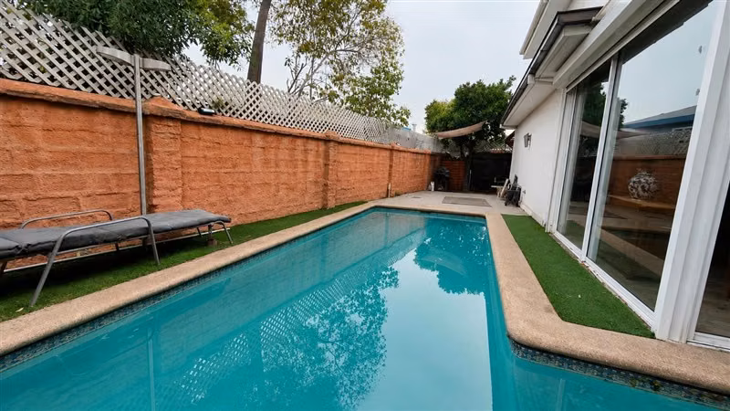 Casa de 6 Dormitorios y piscina en las condes