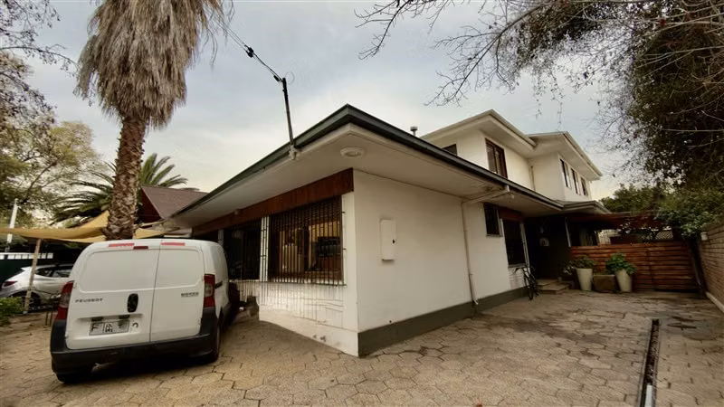 Casa de 6 Dormitorios y piscina en las condes