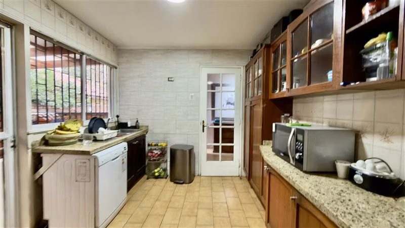Casa de 6 Dormitorios y piscina en las condes