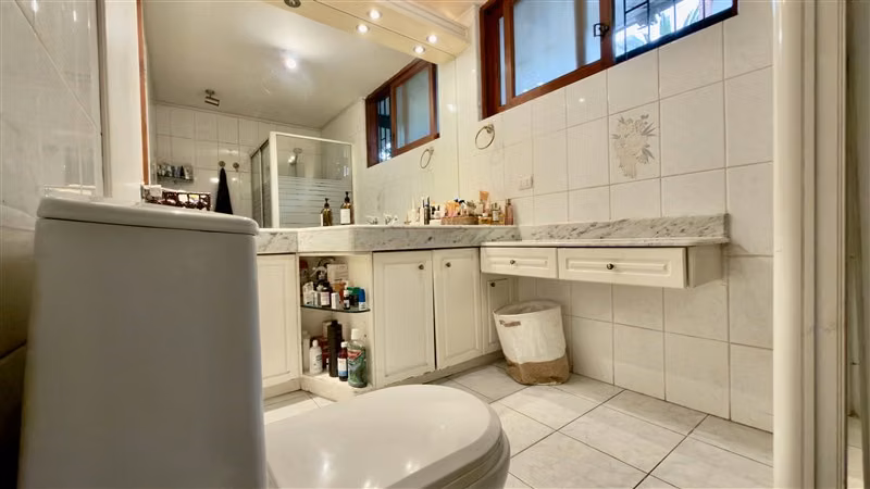 Casa de 6 Dormitorios y piscina en las condes