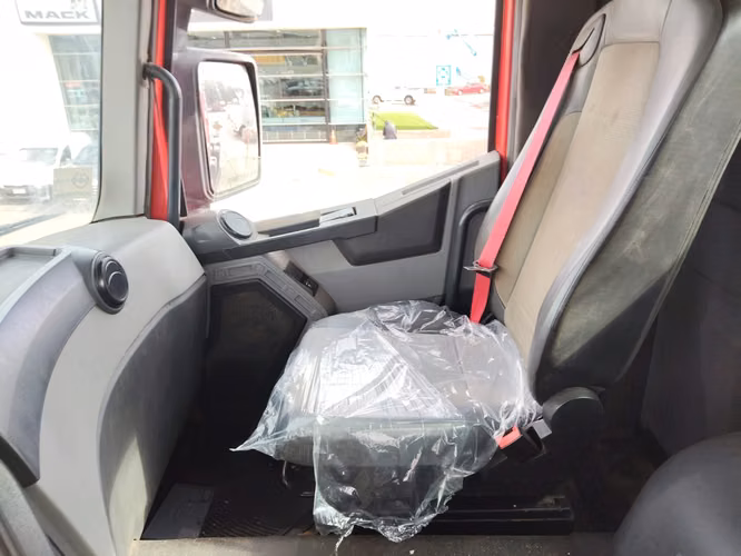 Camion Renault modelo k480 8x4