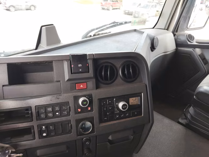 Tracto camion marca Renault modelo T480 - Imagen 16