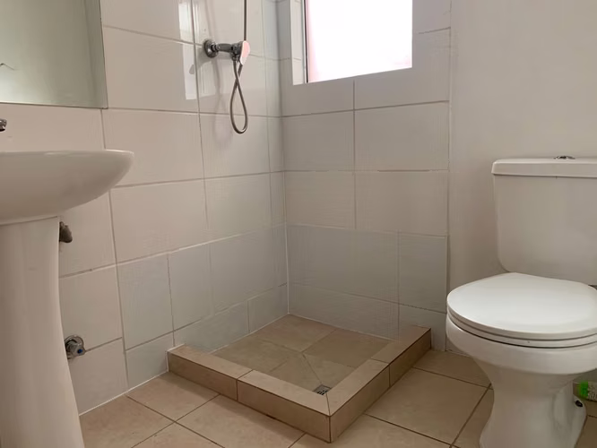 Cómoda casa frente a plazoleta – Villa El Patagual