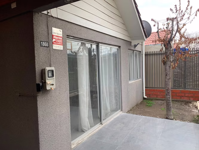 Cómoda casa frente a plazoleta – Villa El Patagual