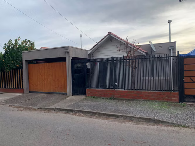 Casa renovada frente a plazoleta en Villa El Patagual