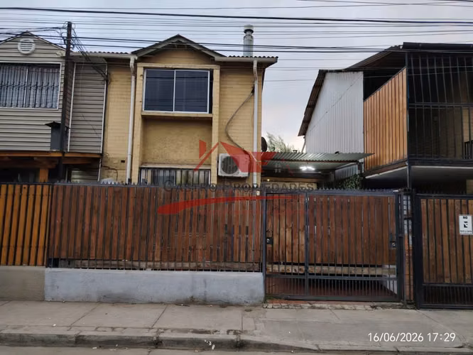 Casa de Dos Pisos con 3 Dormitorios, 2 Baños, Quilicura.