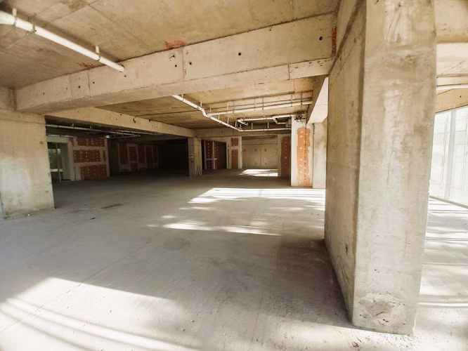 Gran Local en obra gruesa moderno edificio (178128)
