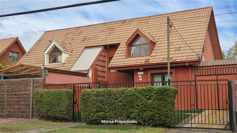 Casa en arriendo de 3 dorm. 2 baños, patio en Peñalolén
