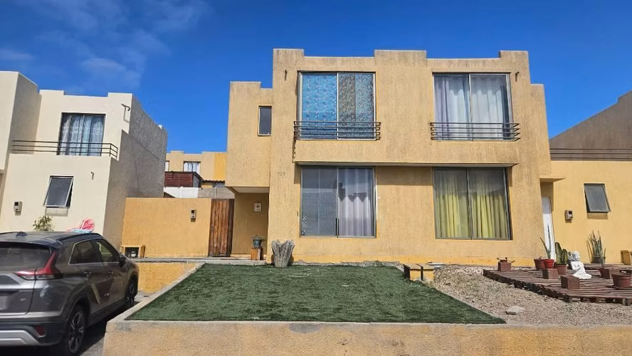 Arriendo amplia casa de 2 pisos en Condominio Las Palmas IV – Sector Sur de Arica