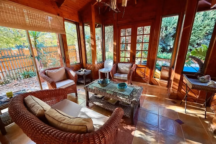 Casa con bello jardín y piscina