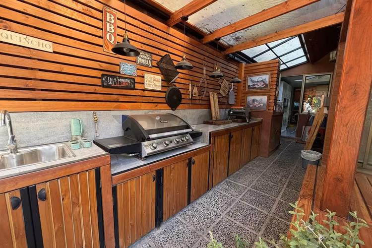 Casa con bello jardín y piscina