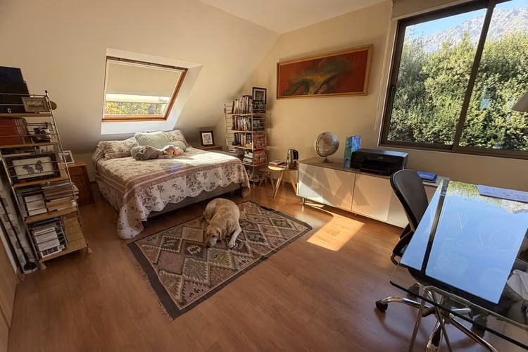 Casa con bello jardín y piscina
