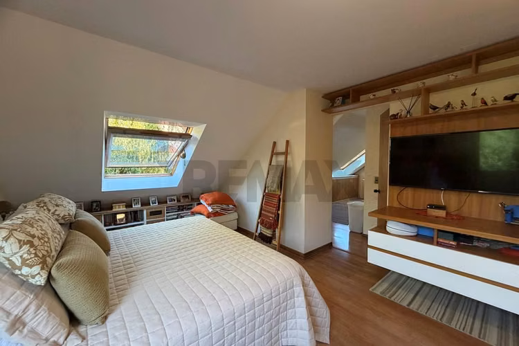 Casa con bello jardín y piscina