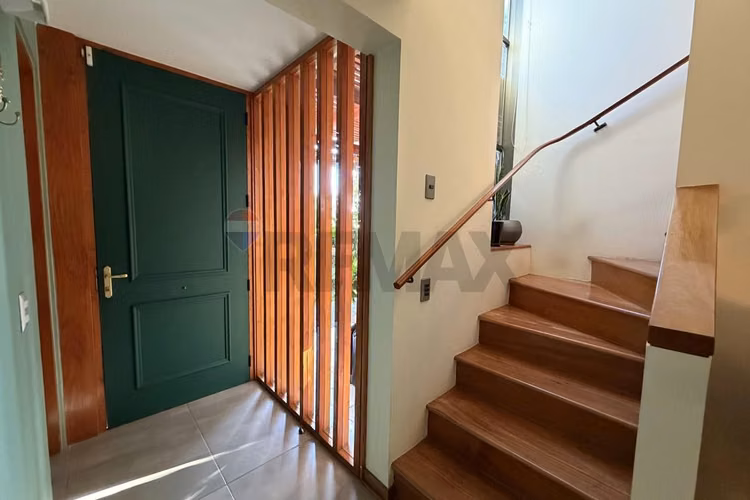 Casa con bello jardín y piscina