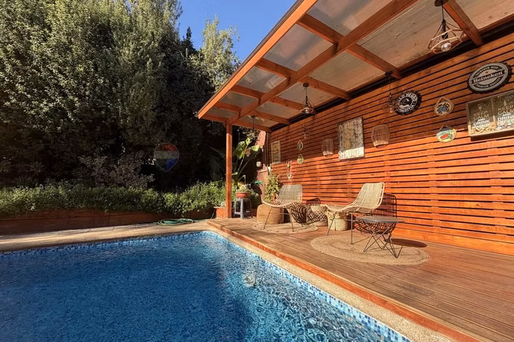 Casa con bello jardín y piscina