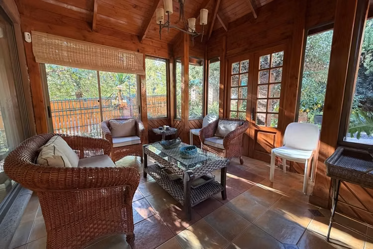 Casa con bello jardín y piscina