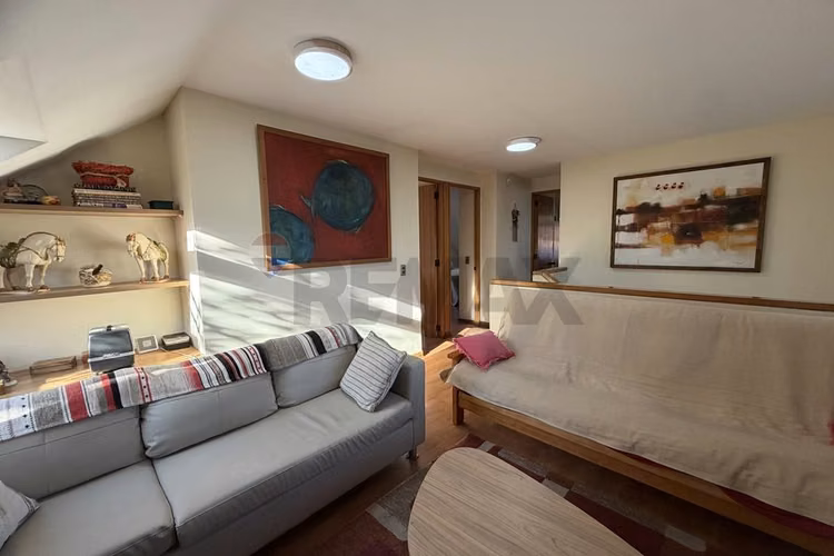 Casa con bello jardín y piscina