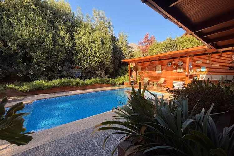 Casa con bello jardín y piscina