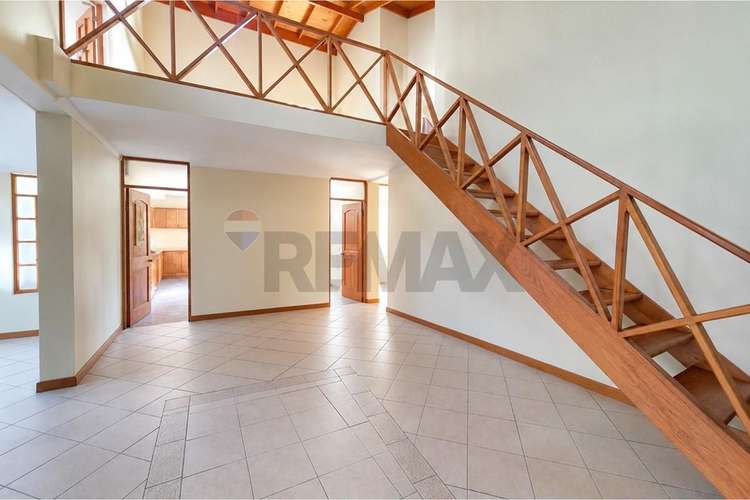 Casa amplia  avenida principal sector norte - Imagen 3