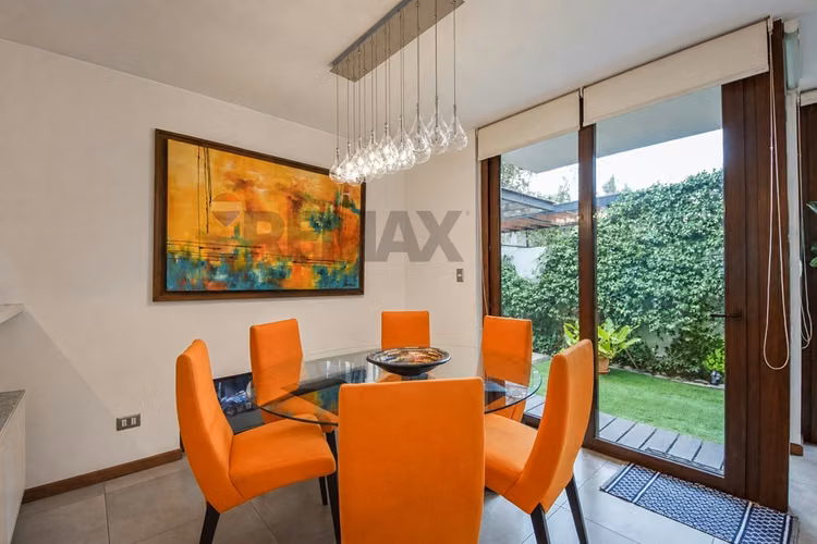 Casa 3d + servicio, jardín y quincho en las condes