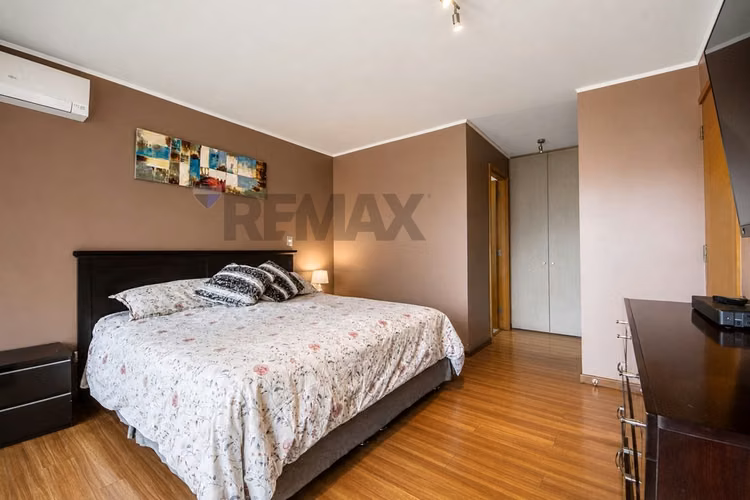 Casa 3d + servicio, jardín y quincho en las condes