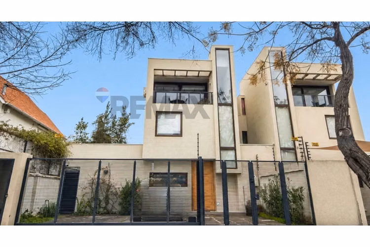 Casa 3d + servicio, jardín y quincho en las condes