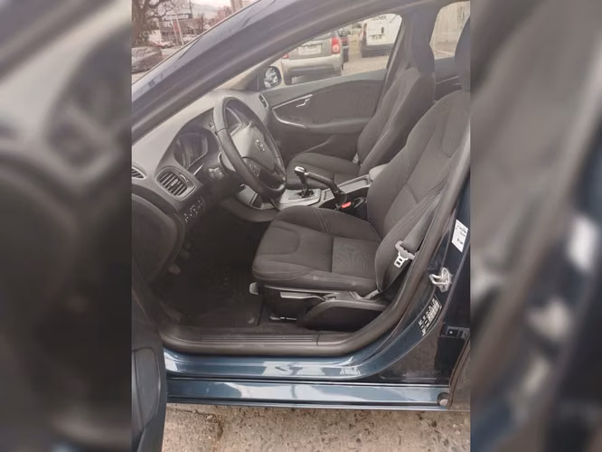 VOLVO V40 2018