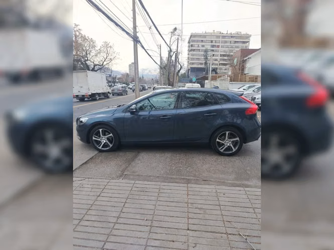 VOLVO V40 2018
