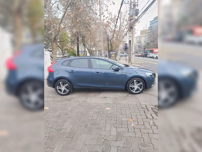 VOLVO V40 2018