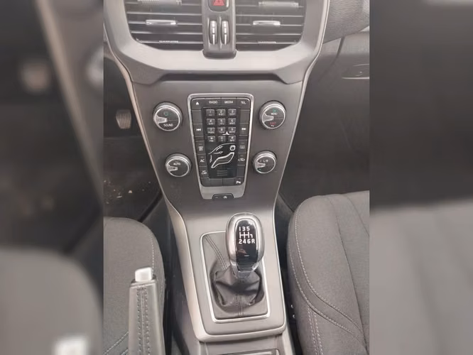 VOLVO V40 2018