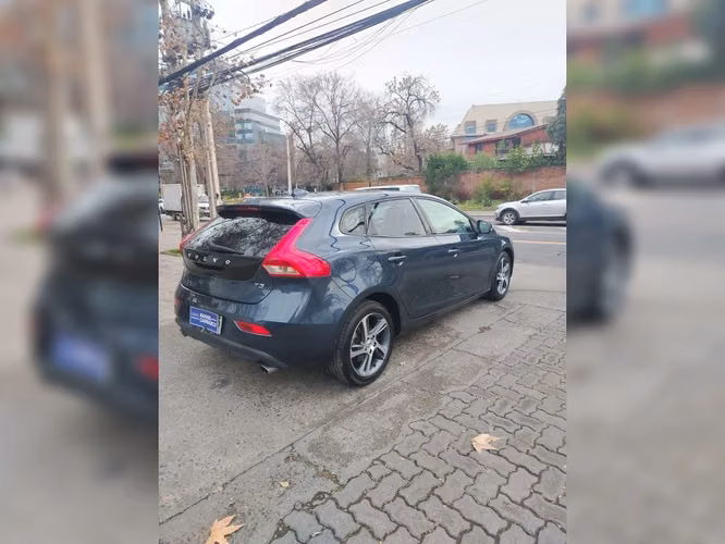 VOLVO V40 2018