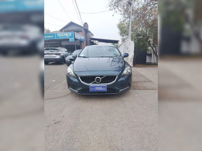 VOLVO V40 2018