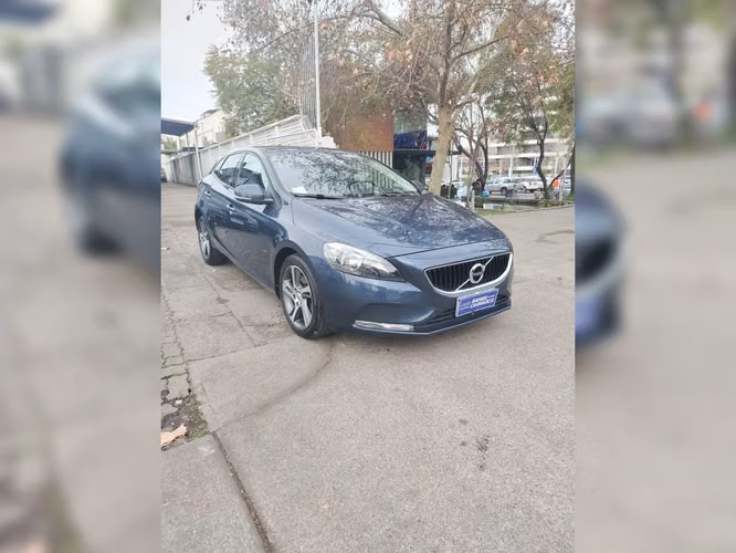 VOLVO V40 2018