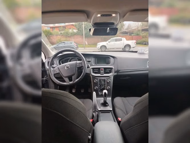 VOLVO V40 2018
