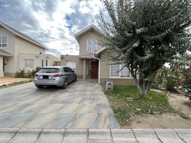 Casa en arriendo en Padre Hurtado 3 dormi 1 estar 3 baños