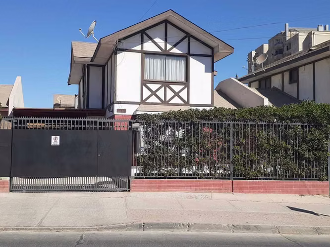 Amplia Casa con Estilo en Barrio Tranquilo (178226) - Imagen 2