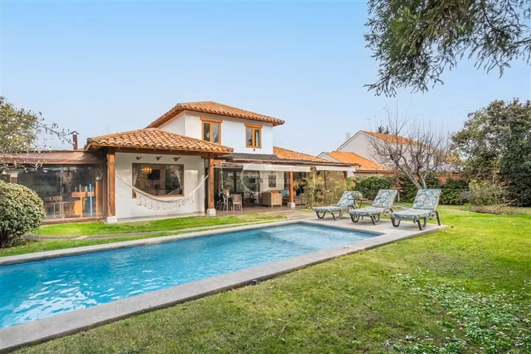Casa en venta de 6 dorm. en Colina