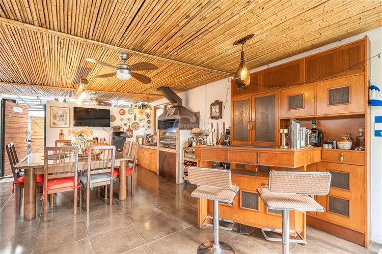 Casa en venta de 6 dorm. en Colina