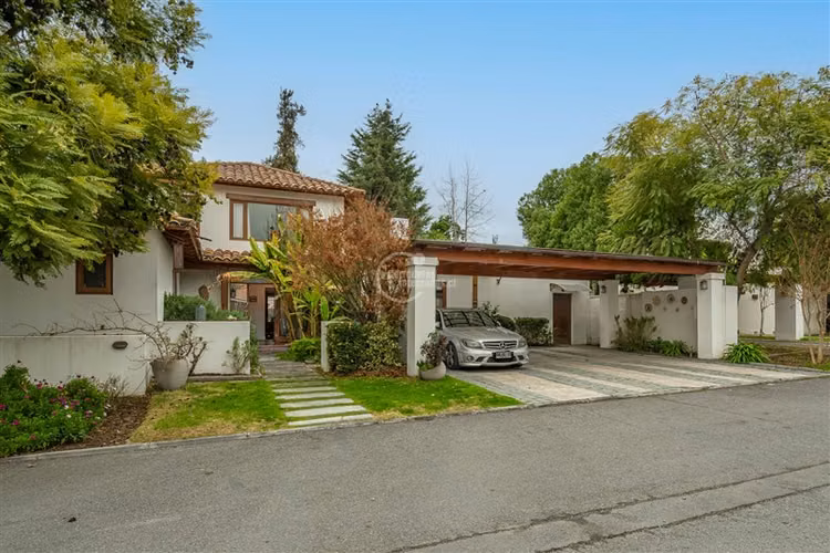 Casa en venta de 6 dorm. en Colina