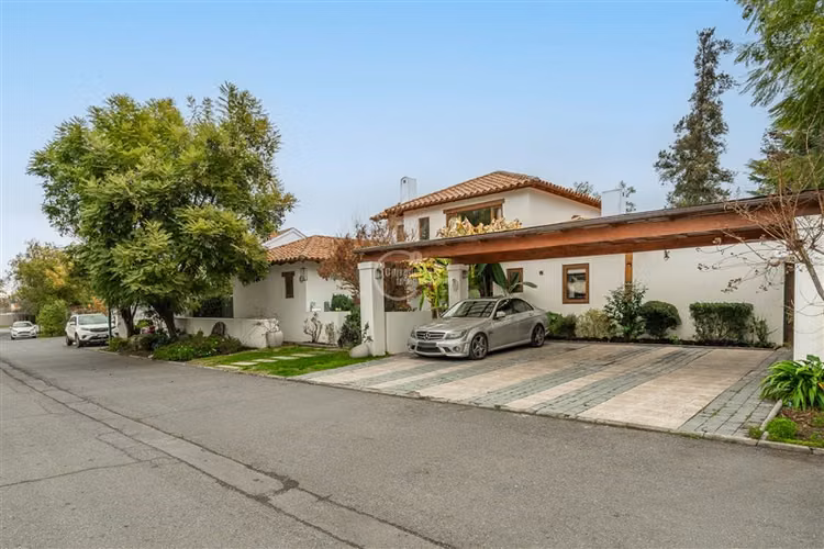 Casa en venta de 6 dorm. en Colina