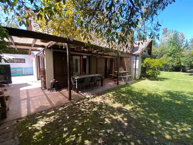 Casa en arriendo de 5 dorm. en Las Condes