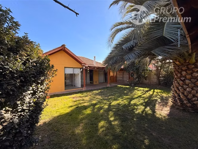 Casa en arriendo de 3D 2B SE Piscina en Ayres de chicureo