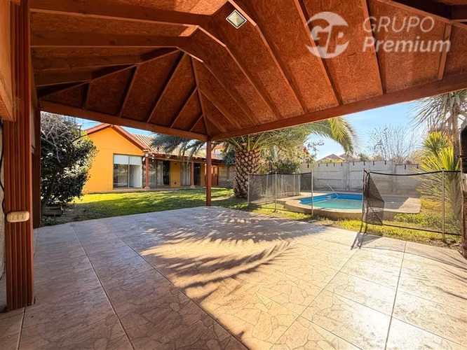 Casa en arriendo de 3D 2B SE Piscina en Ayres de chicureo