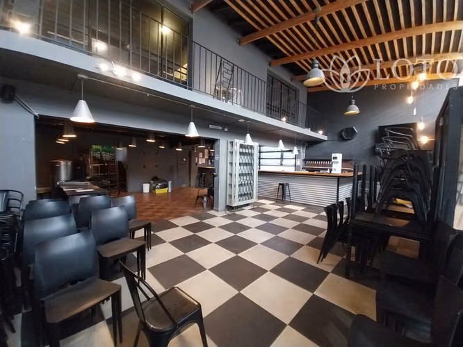 Se arrienda local comercial en barrio turístico consolidado.